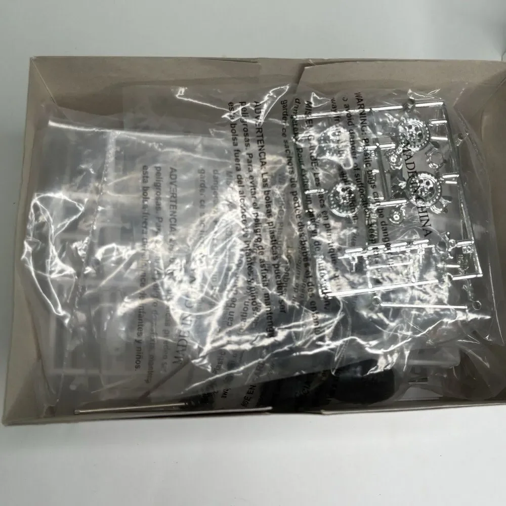 Revell Trucks Jeep Wrangler Rubicon 1:25 Model Kit Open Box Sealed Bags 85-4053